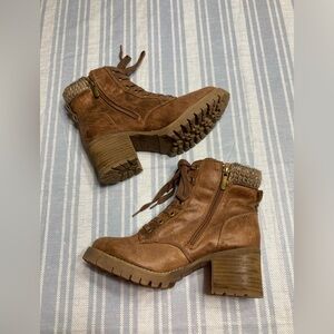 Carlos Santana “Glinda” brown lined boots.